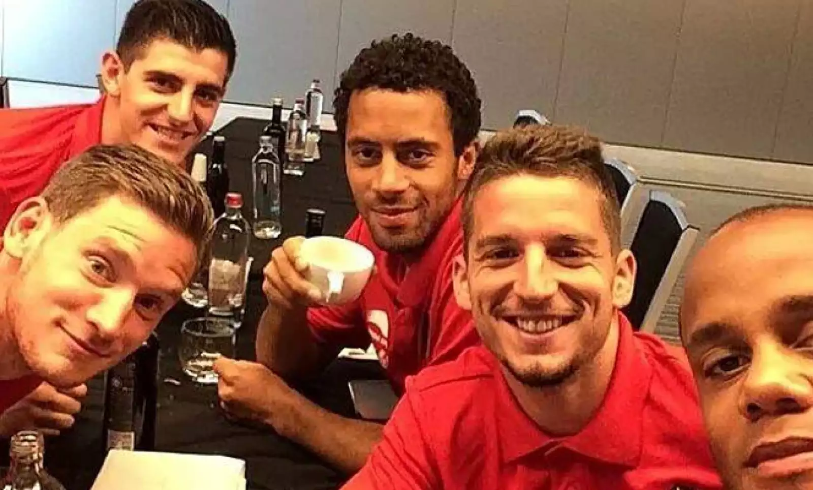 Jugadores de Bélgica, como el arquero Courtois –atrás a la izquierda- o Komoany –abajo a la derecha- posan durante la concentración del equipo eliminado en cuartos de final.