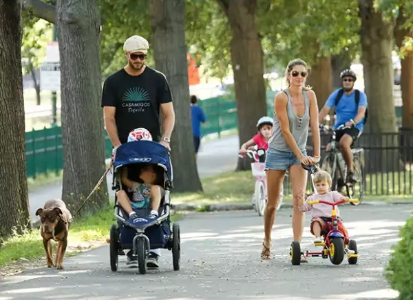 La supermodelo y su esposo fueron captados disfrutando de un paseo por el parque en Boston.