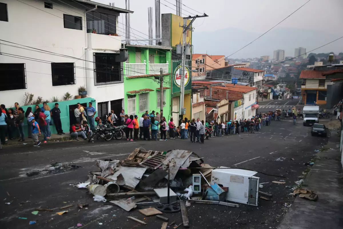 Esperan por comida