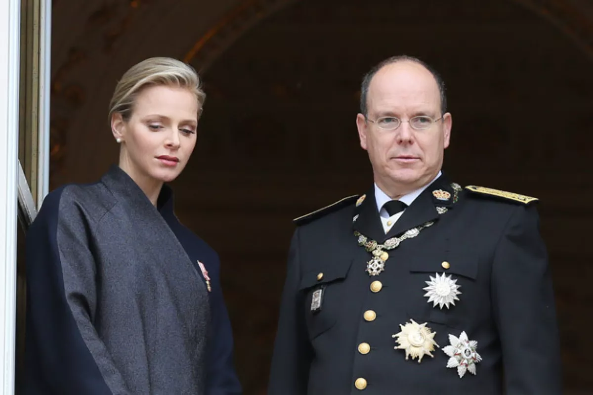 Se dice que Charlène está bajo un contrato, además de que su matrimonio es mera apariencia para cubrir las preferencias sexuales de Alberto, quien además tiene hijos fuera del matrimonio.