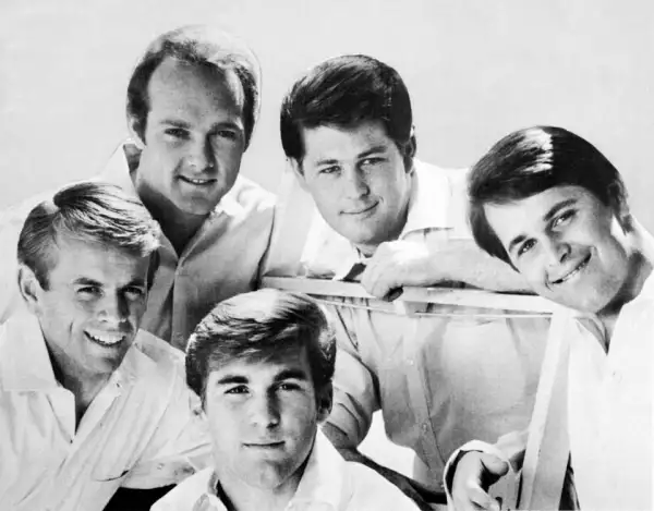 "With A Little Help From My Friends" - Beach Boys: Los Beach Boys + la música de The Beatles... ¿necesitamos decir más?