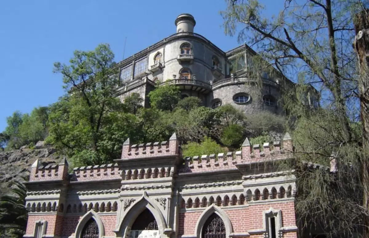 En 1785, en la época del Virreinato de Nueva España, el virrey Bernardo de Gálvez ordenó la construcción de una casa de campo en el punto más alto de la colina de Chapultepec.