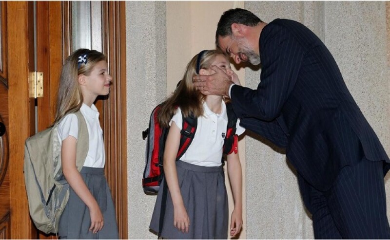 A unos cuantos días para que se celebre el primer aniversario de su reinado, la Casa Real publicó fotografías en las que que se ve al rey muy cariñoso con sus hijas.