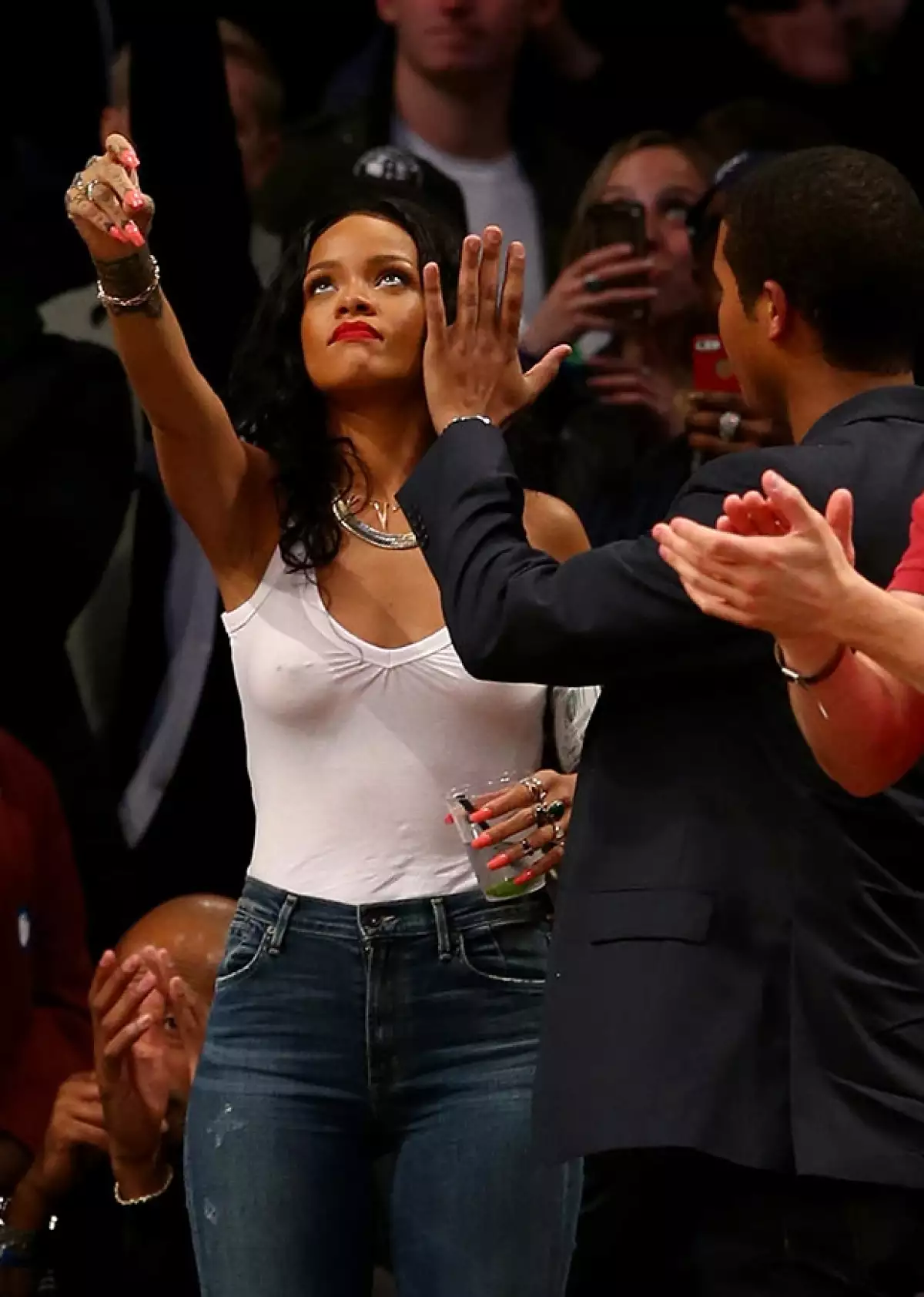 La cantante dejó ver sus curvas apenas disimuladas por su top.