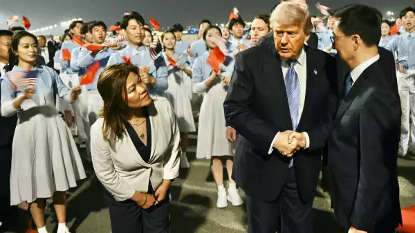 El presidente de los Estados Unidos, Donald Trump (C), es recibido por el vicepresidente de China, Han Zheng, al llegar al Aeropuerto Capital de Beijing en Beijing el 13 de mayo de 2026.