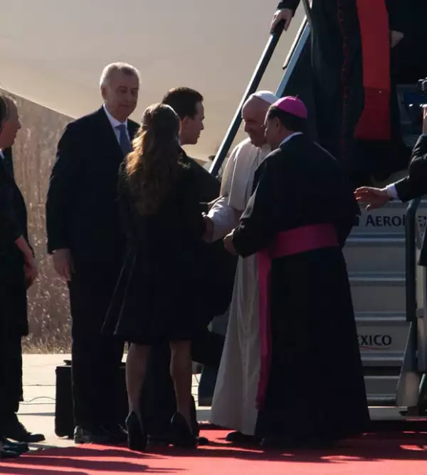 Anahí y Manuel Velasco recibiendo al Papa en Chiapas.