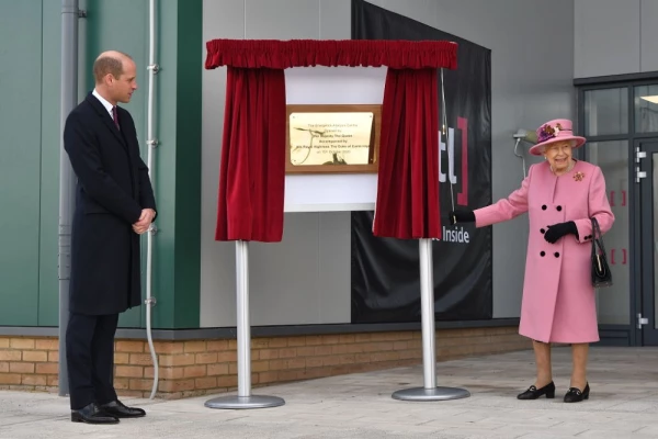 Príncipe William y la reina Isabel II