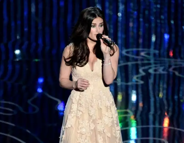Idina Menzel interpreta la ganadora al Oscar, Let it Go.