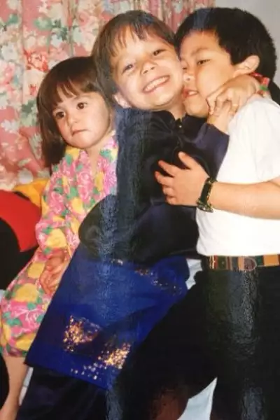 El príncipe Abdul Mateen, su amigo Danial y su prometida, de niños