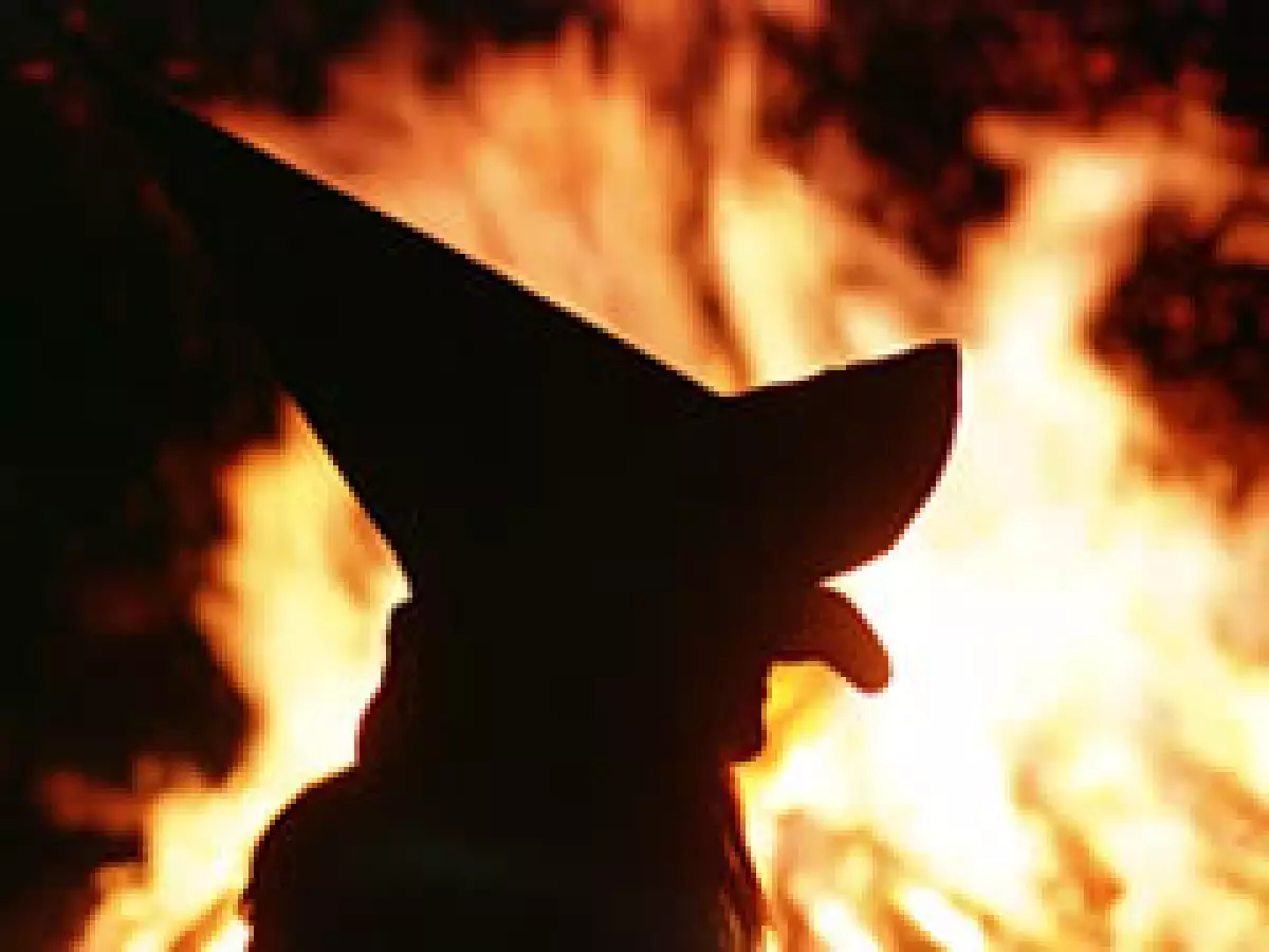 En Lituania, las brujas ofrecen su servicios para pronosticar el futuro y hacer hechizos. (Foto: AP)