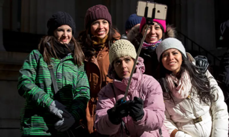 El paloselfi se utiliza para tomar fotografías a una mayor distancia de la que permite un brazo. (Foto: Reuters )