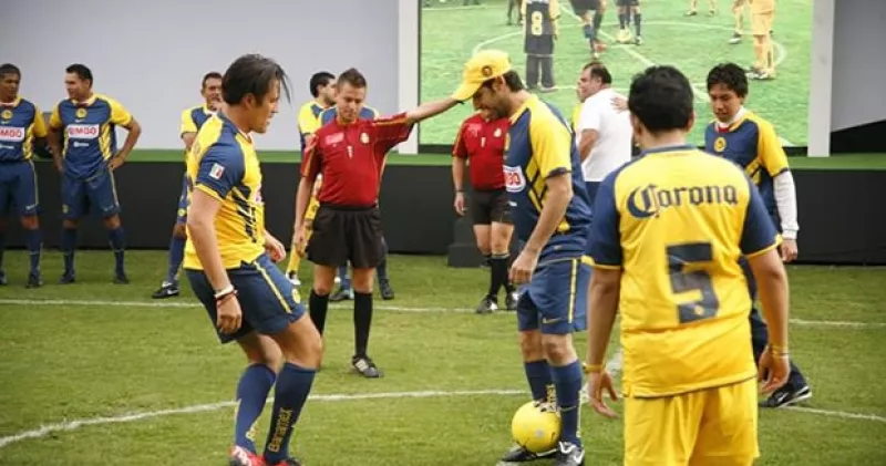 El productor y el actor acudieron ayer a la presentación del nuevo jersey del equipo de futbol en las instalaciones de Coapa, donde después jugaron una cascarita.