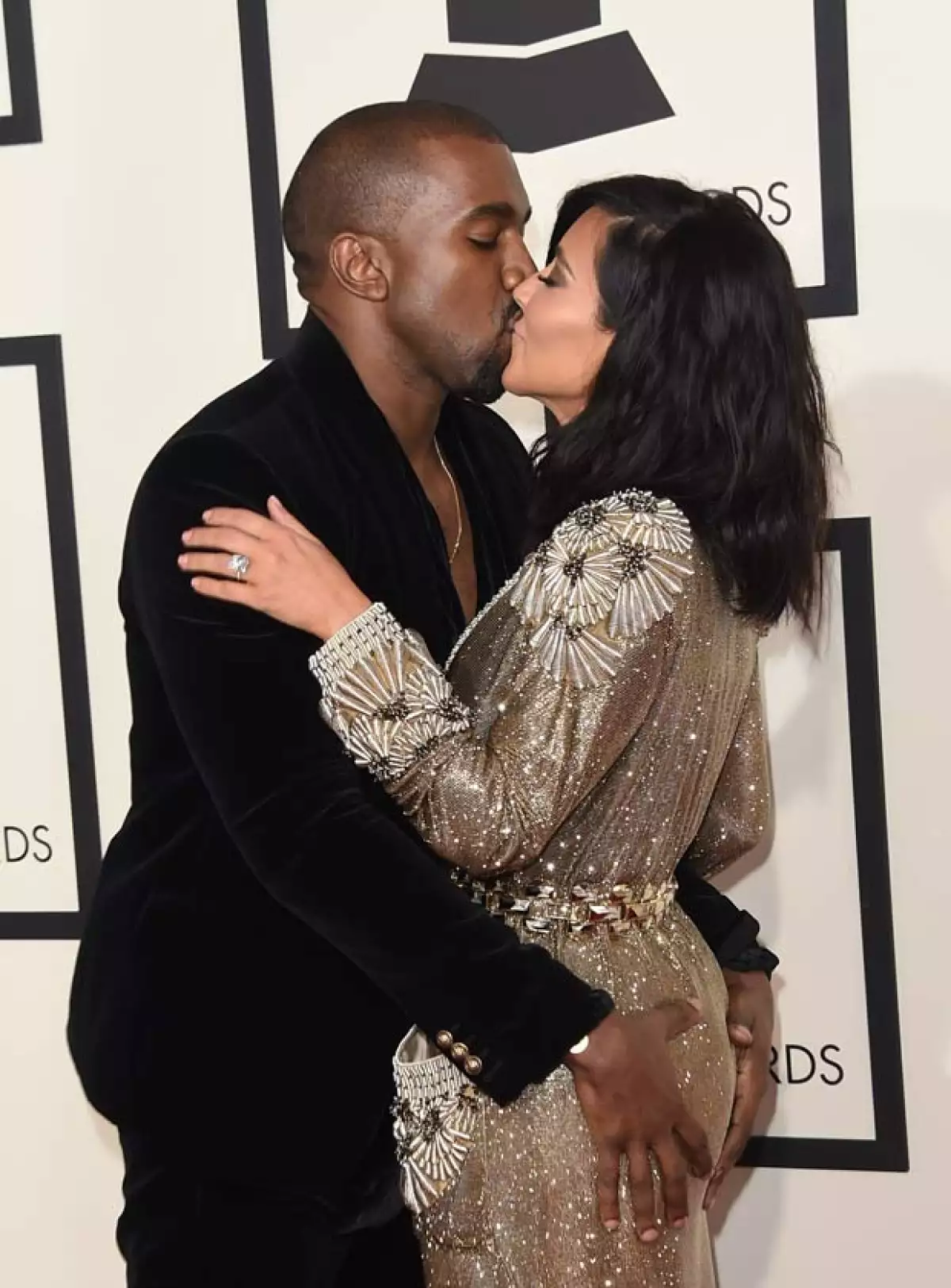 La pareja durante el red carpet de los Grammys.
