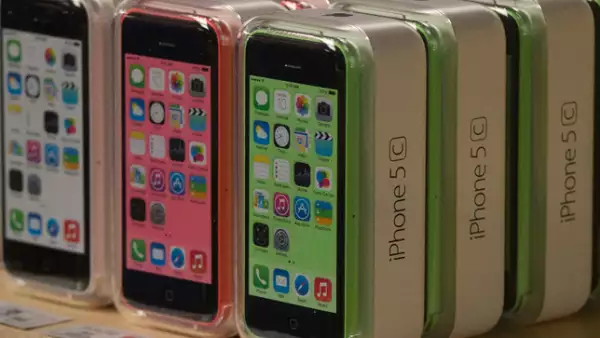 Analistas han criticado que el iPhone 5C, con carcasa de plástico, representará un ahorro sólo para Apple, pero no para los consumidores.