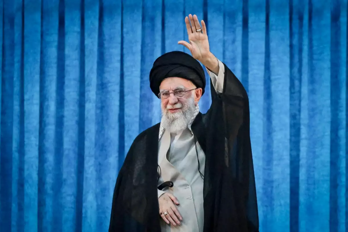 El líder supremo de An, el Ayatolá Ali Khamenei, saluda durante el 36 aniversario de la muerte del líder de la Revolución Islámica de 1979 de Irán, el ayatolá Ruhollah Khomeini, en el santuario de Khomeini en el sur de Teherán, Irán, el 4 de junio de 2025.