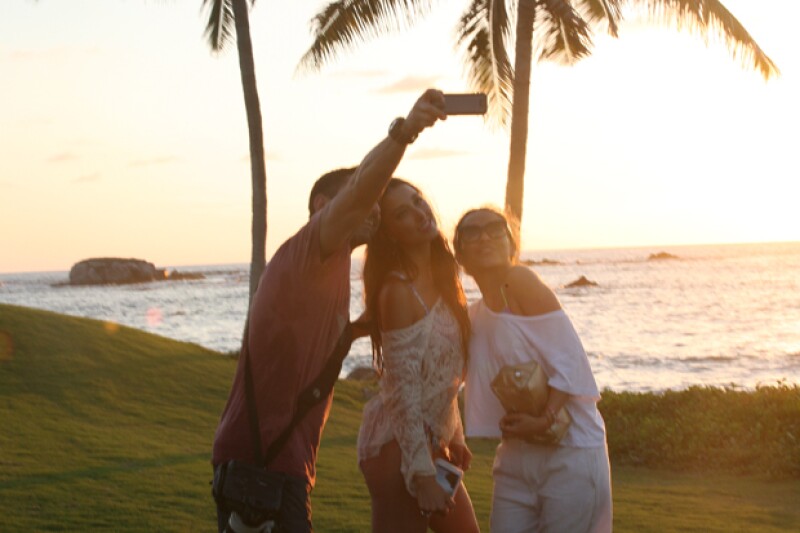 Sofía Sisniega posando para una selfie junto al fotógrafo, Tito Trueba y Luz Ospina.