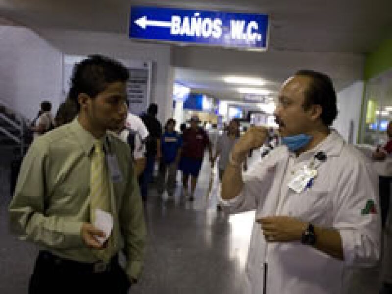 Empleados de salud informan a los transeúntes sobre las medidas de prevención. (Foto: Reuters)