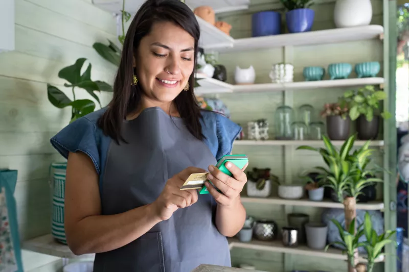 Las tarjeta de crédito de AT&T tendrás como beneficio una bonificación trimestral de 1,500 pesos, meses sin Intereses en tiendas, entre otros.