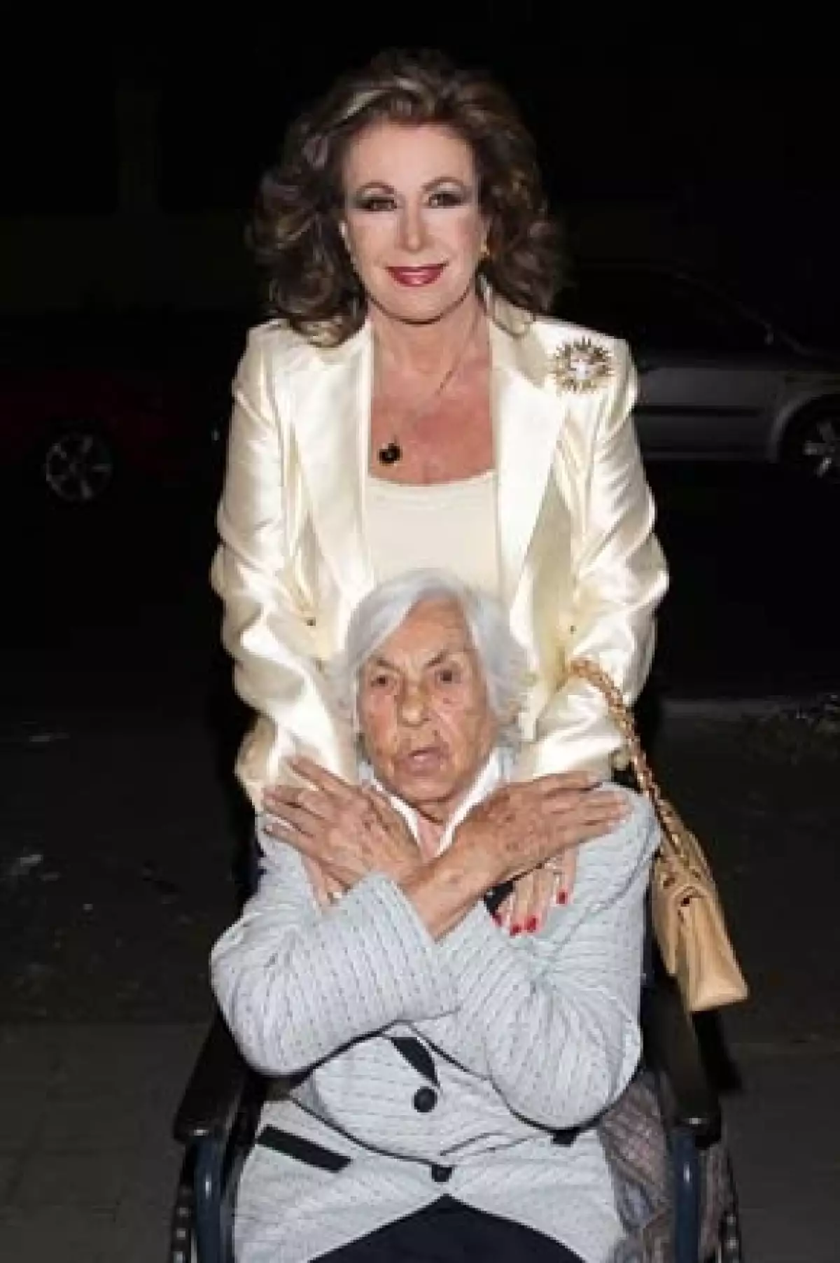 Laura es quien cuida a la abuela, Eva Mange.