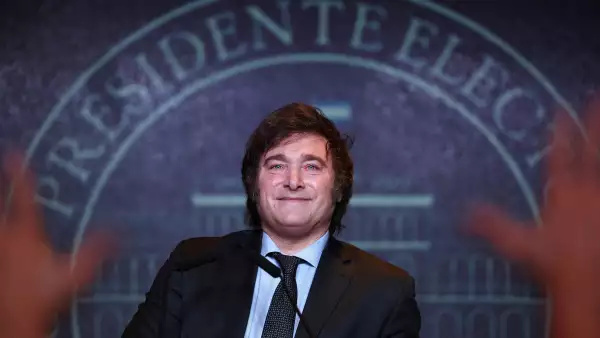 El presidente electo argentino Javier Milei se dirige a sus partidarios después de ganar la segunda vuelta de las elecciones presidenciales de Argentina, en Buenos Aires, Argentina, el 19 de noviembre de 2023.