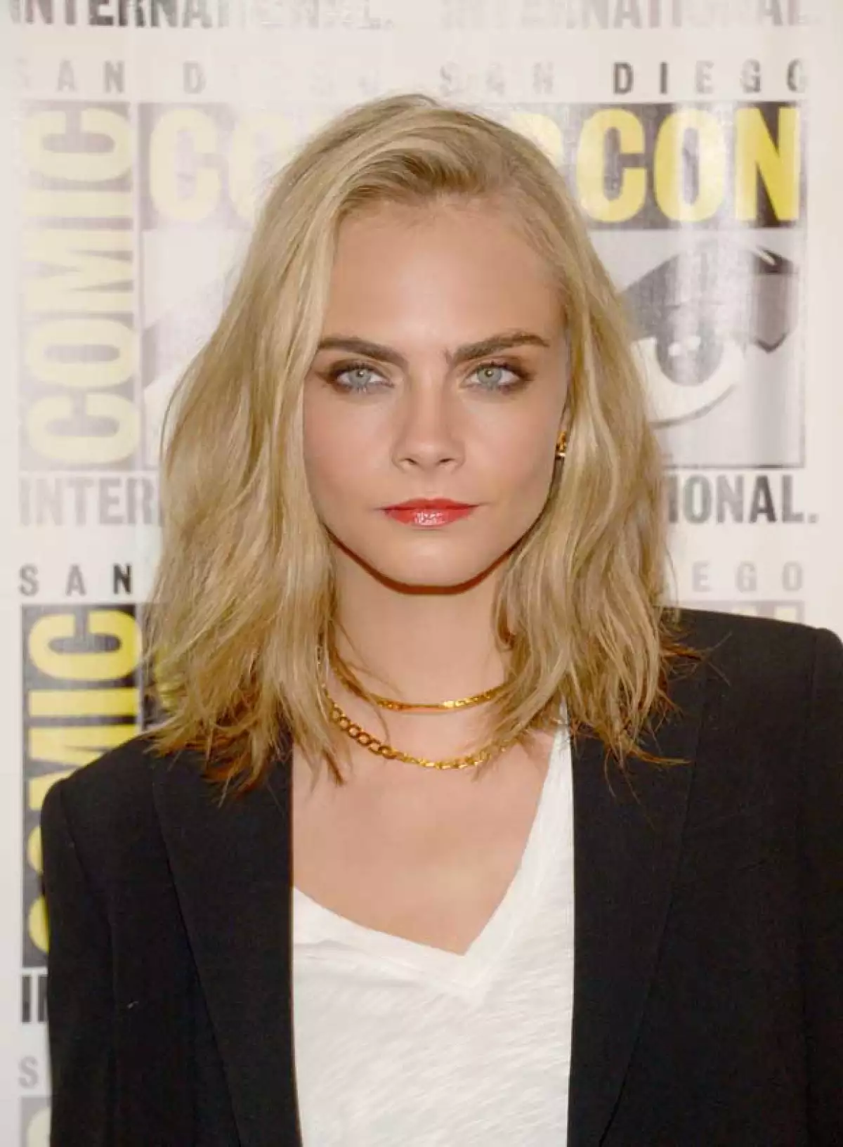 La modelo y actriz británica decidió dejar atrás su larga melena para seguir la tendencia en haircuts que celebs como Alessandra Ambrosio y Miranda Kerr han adoptado desde el año pasado.