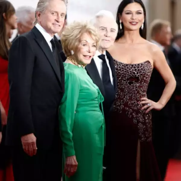 Tampoco faltaron su padre, Kirk Douglas (quien se llevó este mismo premio en 1991), y su madrastra, Anne Buydens.