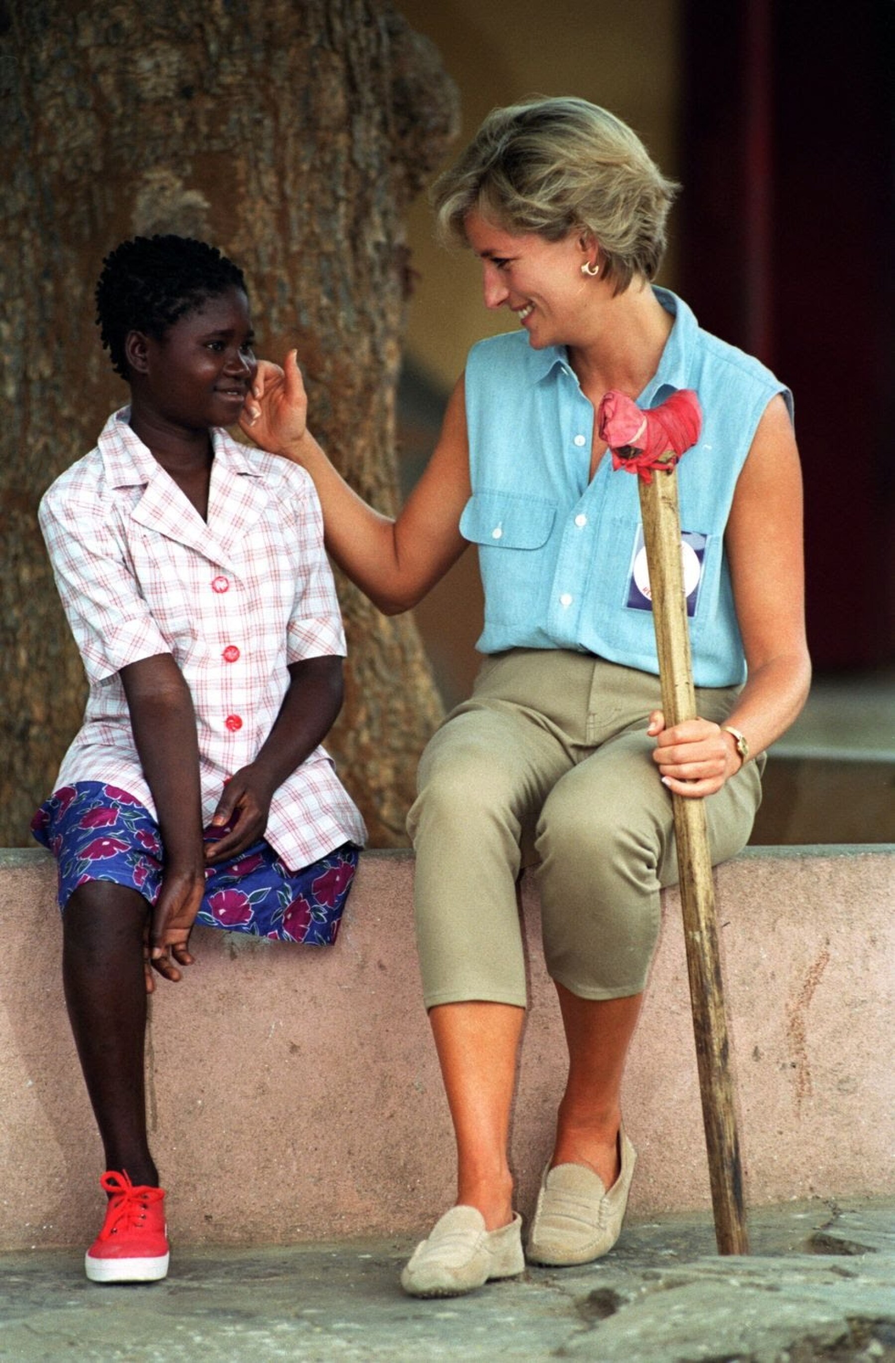 Durante Su Gira Por Africa El Principe Harry Se Entera De Conmovedor Secreto De Lady Di