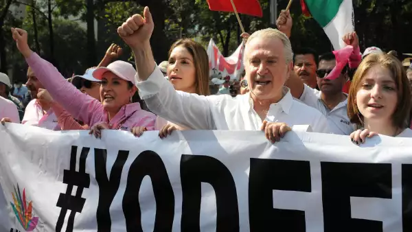 Políticos mexicanos marchan en defensa del INE en la Ciudad de México