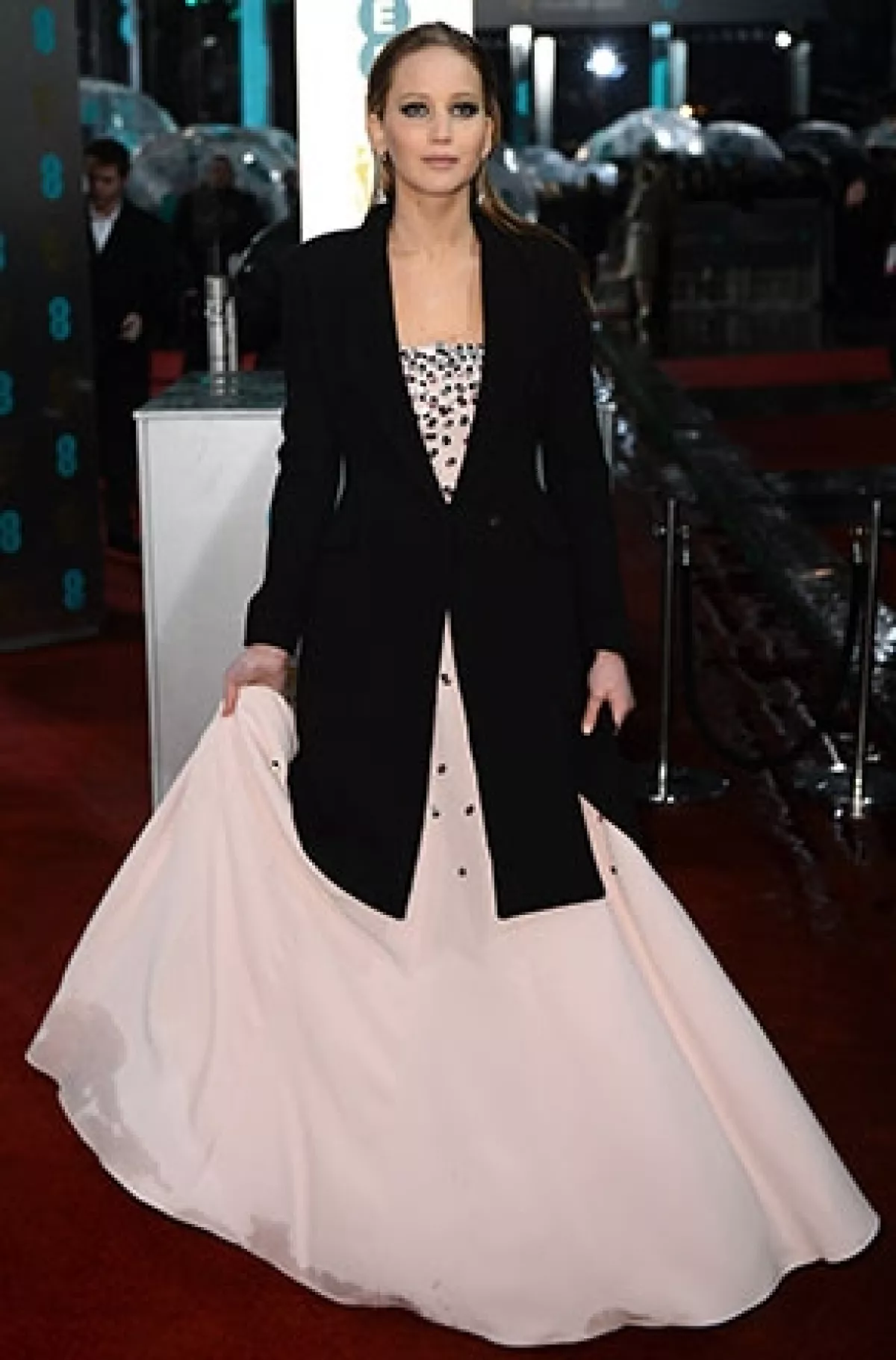 Su vestido se mojó en el pliegue de lado derecho justo cuando llegaba a la alfombra roja de los premios BAFTA.