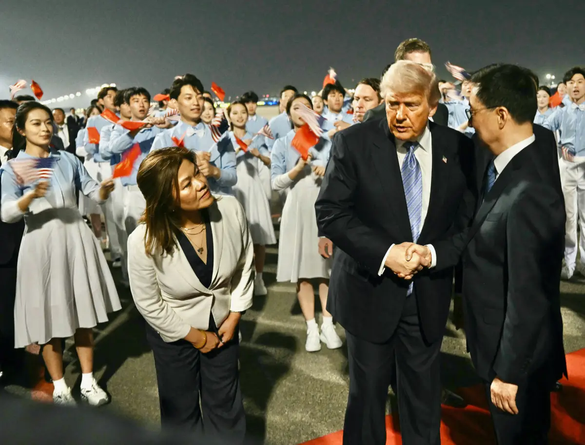 El presidente de los Estados Unidos, Donald Trump (C), es recibido por el vicepresidente de China, Han Zheng, al llegar al Aeropuerto Capital de Beijing en Beijing el 13 de mayo de 2026.
