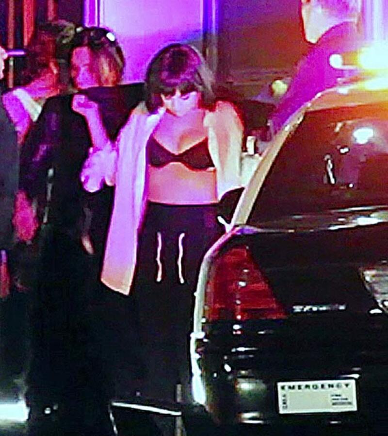 Y súper hot, deja ver su bra en una de las escenas.