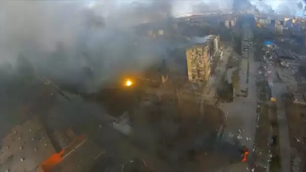 Una vista aérea muestra una explosión y humo saliendo de edificios residenciales dañados, en medio de la invasión rusa de Ucrania, en Mariupol, Ucrania, el 14 de marzo de 2022 en esta imagen fija tomada de un video de un dron obtenido de las redes sociales.