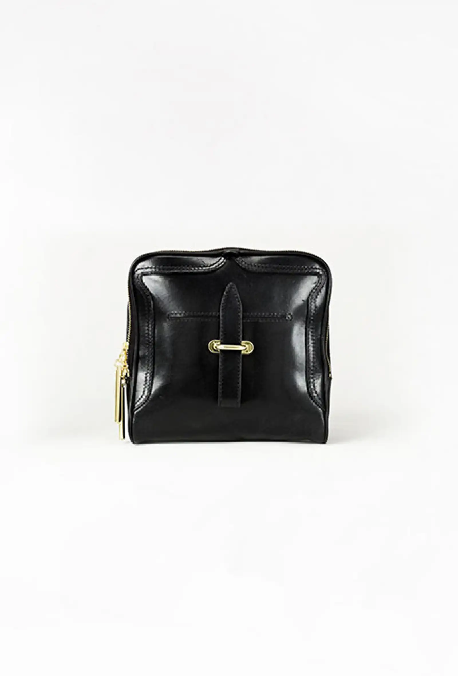 Con estilo minimal y en pequeño, este clutch de piel del diseñador Phillip Lim es cómodo y práctico.