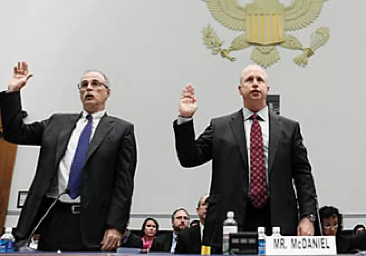 Stephen Joynt, presidente y CEO de Fitch Ratings, Raymond McDaniel, presidente y CEO de Moody’s, y Deven Sharma, presidente de Standard & Poor’s, testificaron ante el Congreso de EU en octubre 2008. (Foto: Archivo)