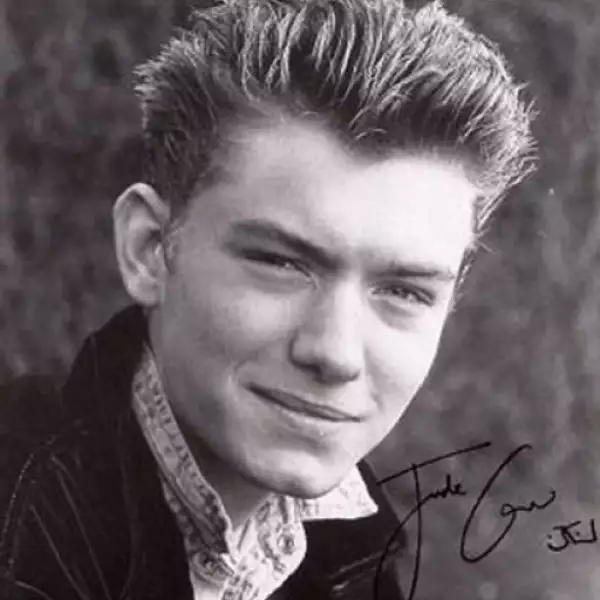 1987 (15 AÑOS). Comenzó a trabajar como actor en su adolescencia en obras de teatro y en series de televisión inglesas. Sin embargo, fue el programa `Families´, el que lo lanzó a la fama en su país natal.