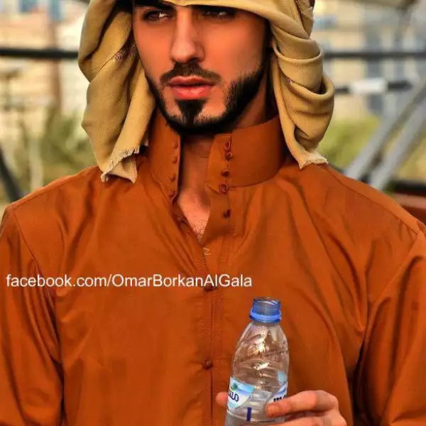 Según la versión de la delegación de los Emiratos Arabes Unidos, la policía no obligó a marcharse a los tres delegados por ser demasiado guapos, sino por la presencia de un artista no reconocido.