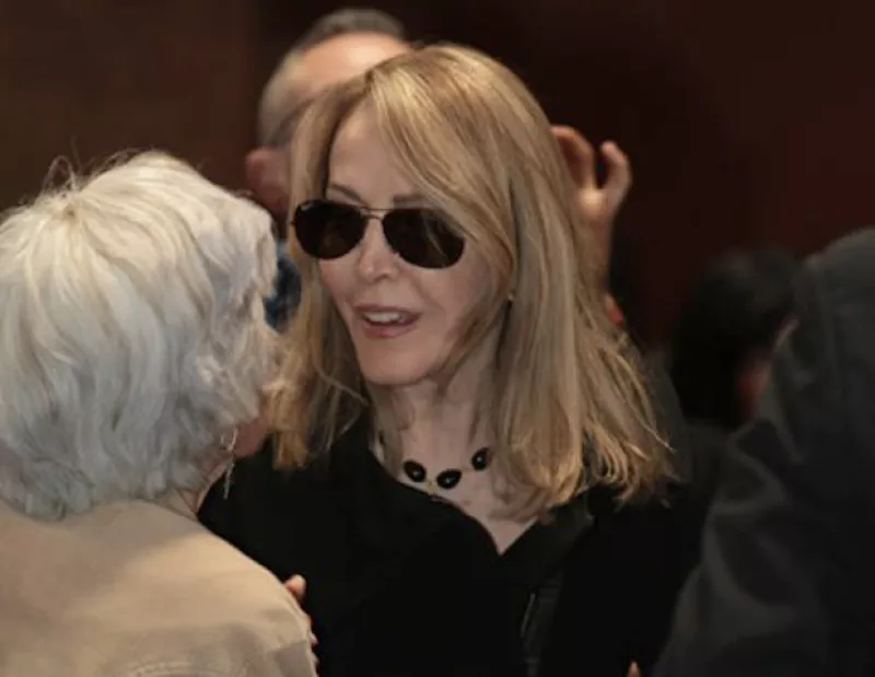 Según público la versión online del periódico El Universal, Silvia Lemus, contó que el escritor se desmayó en el baño de su casa.