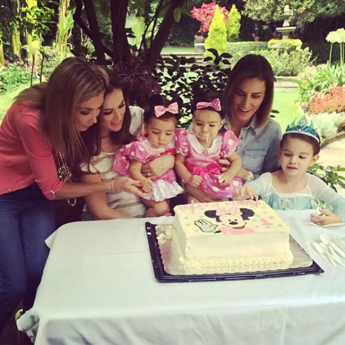 Hace unos días Jacky Bracamontes celebraba el primer año de vida de su hija "cachetes"; ahora, aprovechó las horas de diferencia entre ella y la hija de su hermana Alina para festejarlas juntas.