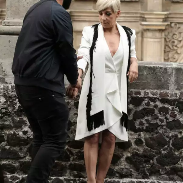 Gerard, stylist de la madrileña, siempre al pendiente de sus impecables looks.