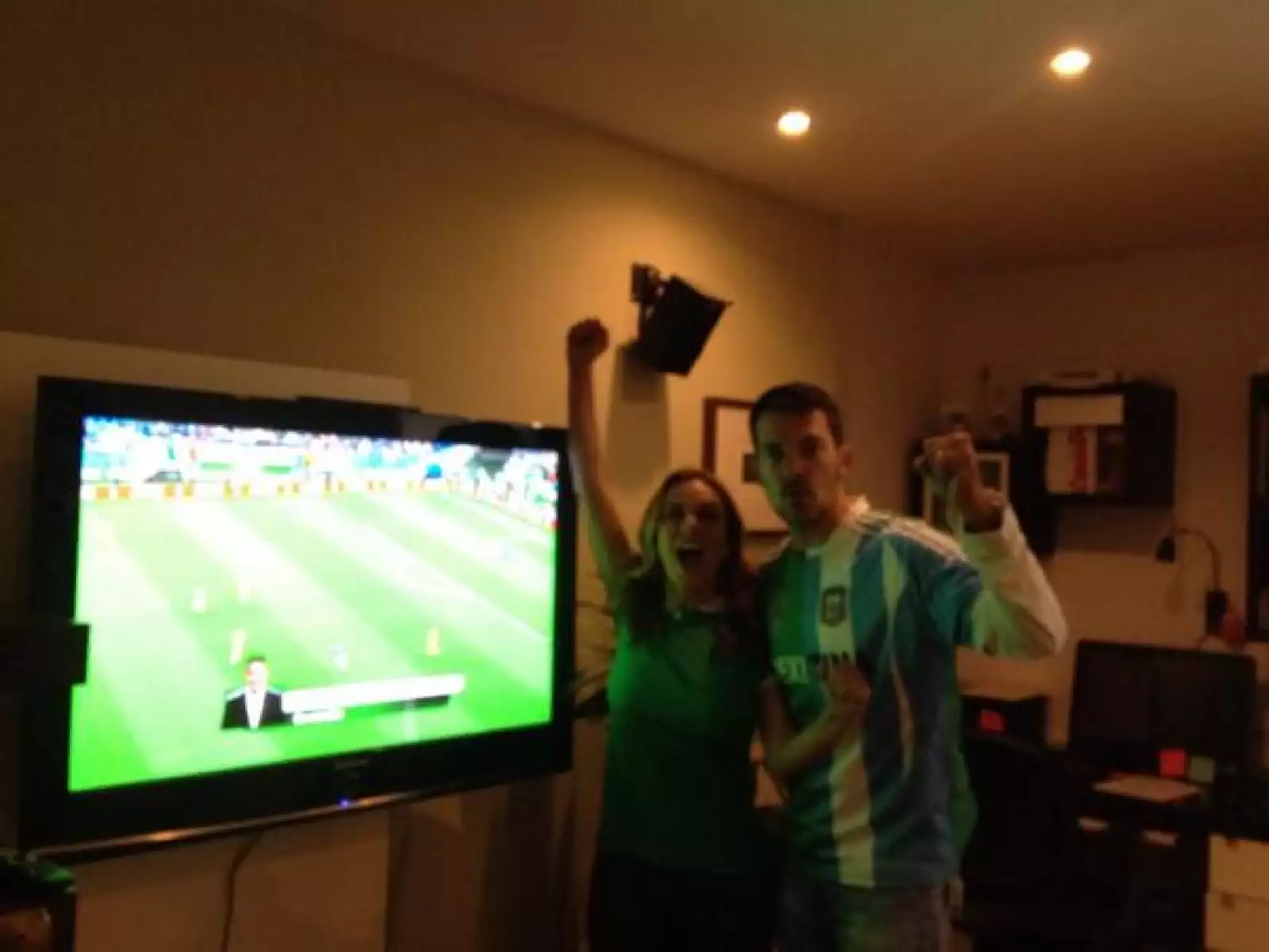 Ingris Coronado y Fernando del Solar compartieron cómo se vive la pasión por el futbol en su casa.