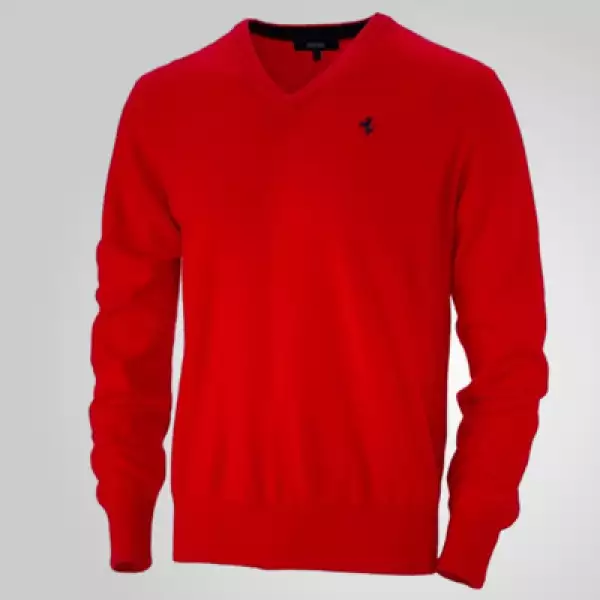 Un estilo más clásico con este sweater con cuello en “V”  y material 100% cashmere. Precio: 418 dólares.