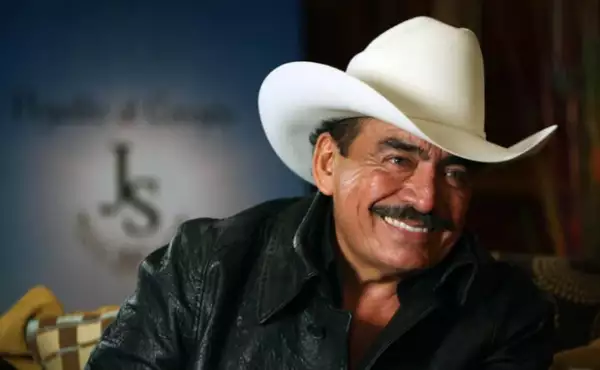 Joan Sebastian inició su carrera como cantautor a mediados de los setentas.