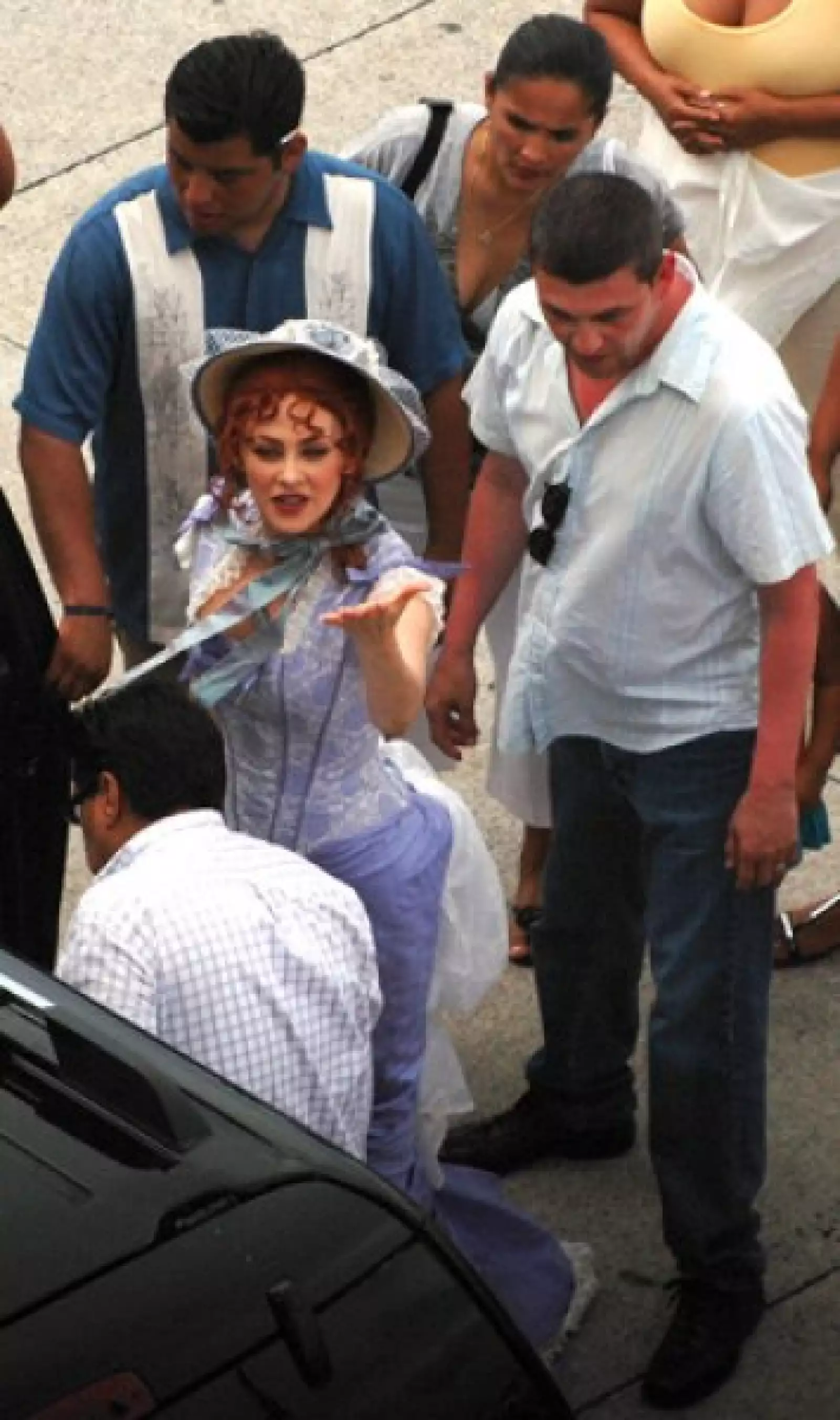 La actriz ha estado muy sonriente y saludando a todos los que están cerca de ella.