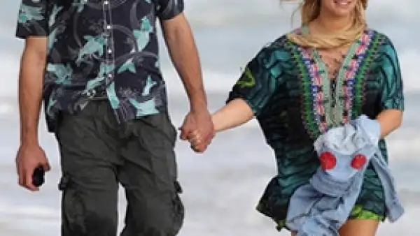 Parece que ahora que ya hizo público que viene en camino su segundo bebé, la cantante se ve más relajada y feliz al lado de su esposo, Eric Johnson.