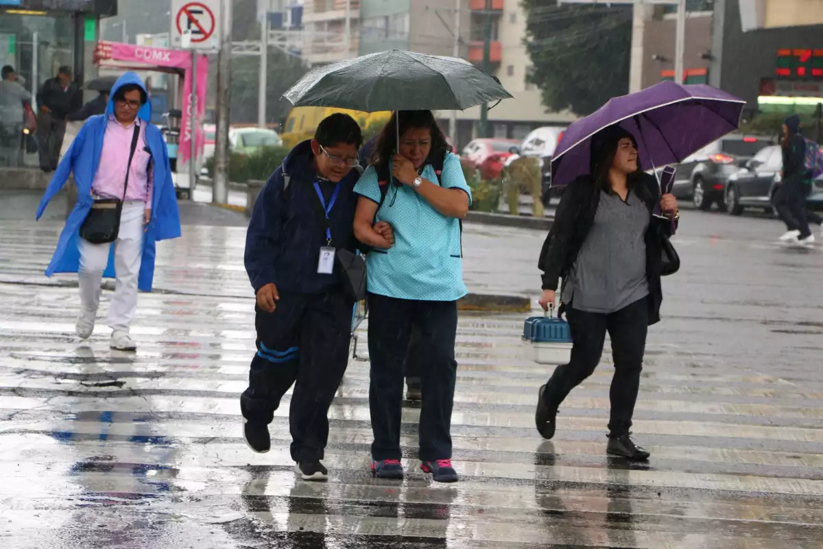 CIUDAD DE MÉXICO, 17OCTUBRE2019.- El Servicio Meteorológico Nacional (SMN), el Valle de México informó que las lluvias puntuales permanecerán durante este jueves y viernes en la mayor parte de la ciudad.
FOTO: ROGELIO MORALES /CUARTOSCURO.COM