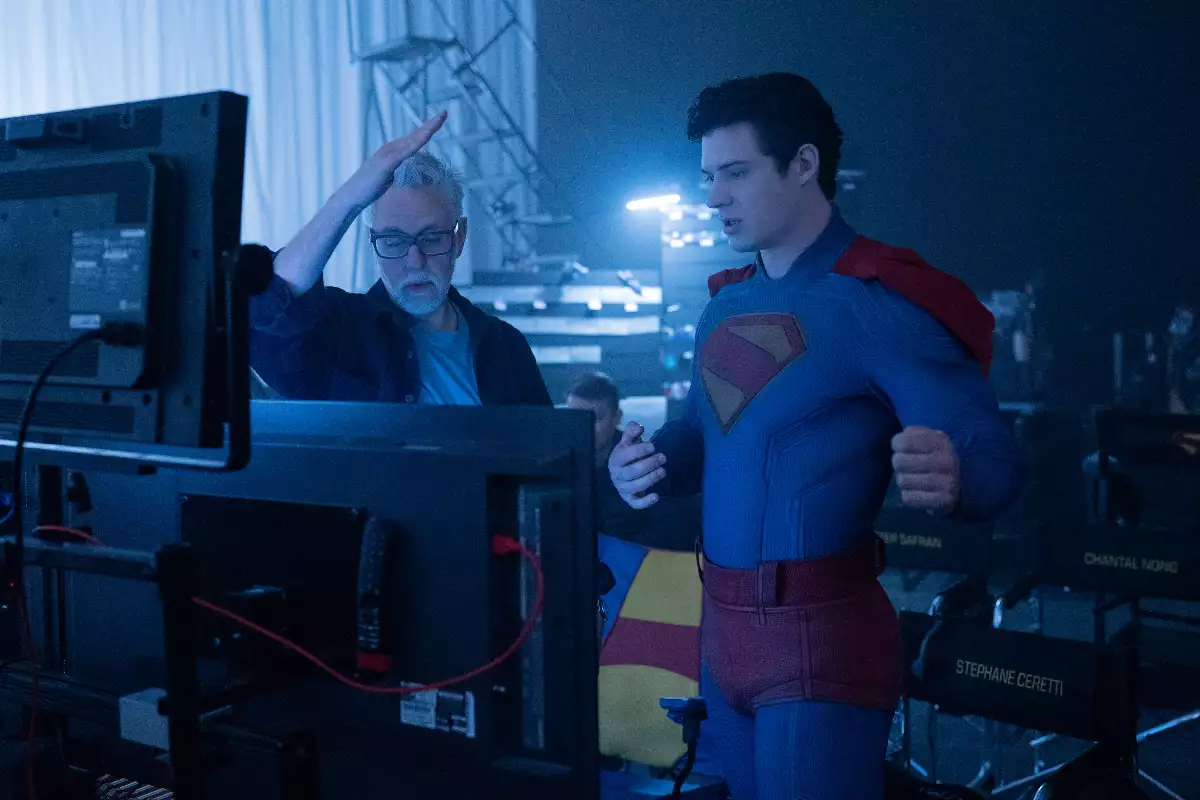 Foto de James Gunn y David Corenswet en el set de grabación de Superman viendo pantallas para checar algunas escenas grabadas.