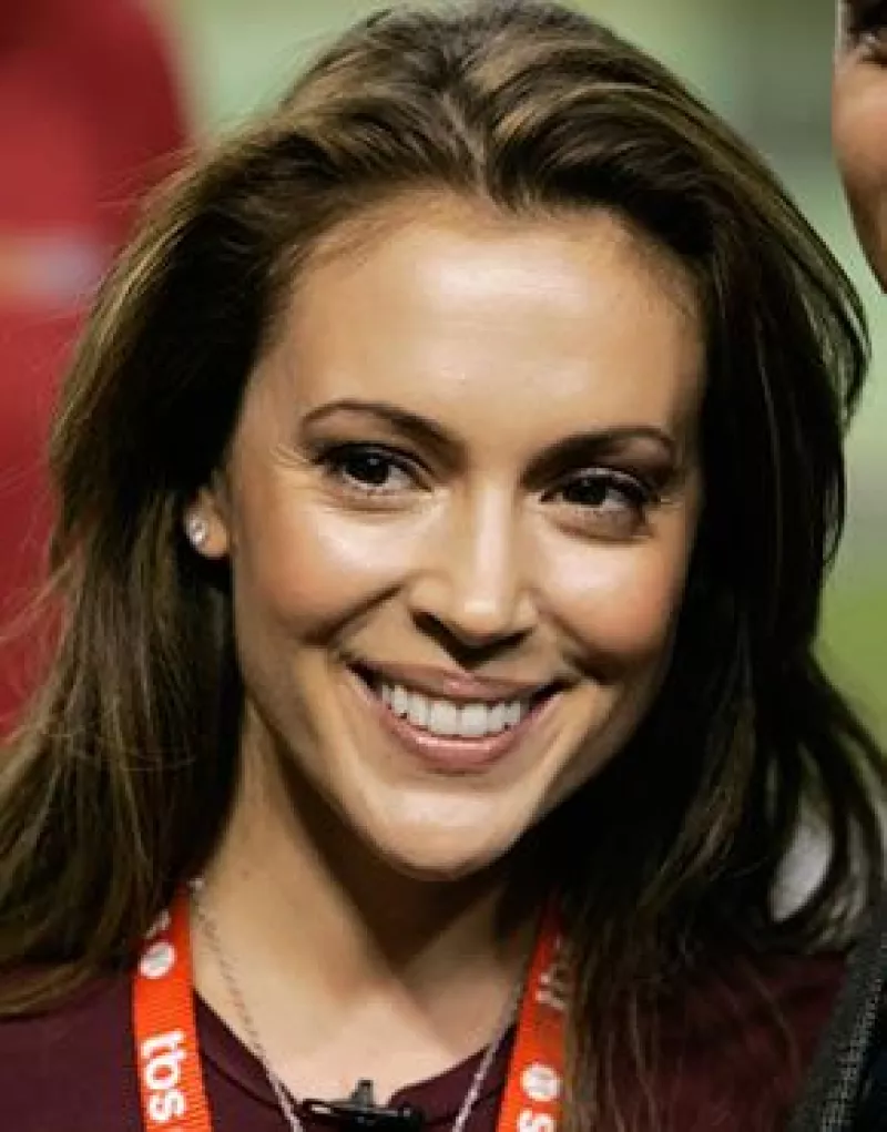 La actriz de "Charmed" festeja su aniversario como una de las 99 mujeres más sexy.