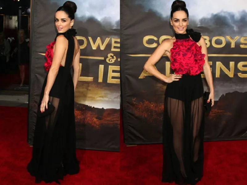 La actriz mexicana, quien tuvo una pequeña participación en el filme Cowboys & Aliens al lado de Daniel Craig y Harrison Ford, se codeó con los grandes de Hollywood durante la alfombra roja.