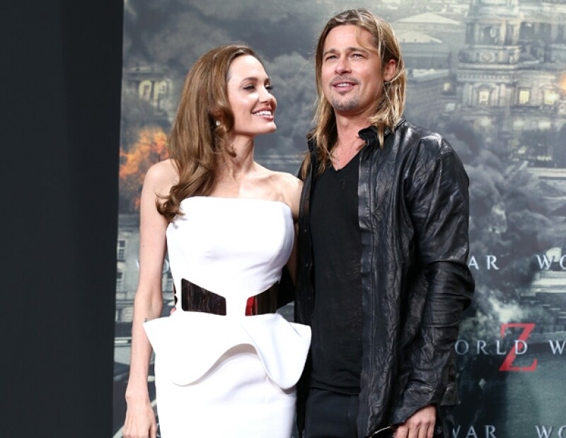 Desde la doble mastectomía de Angelina, aseguran que ambos se ha comportado como adolescentes enamorados. El actor regaló a su gran amor 4 mil 500 dólares en sexy ropa interior.