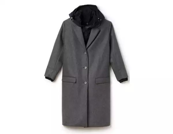 Necesitarás un saco largo liso como este en gris de Lacoste.